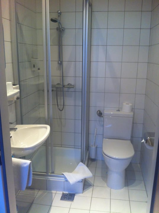 Badezimmer mit Dusche Hotel Geyer