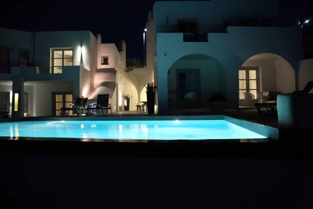 Abendlcher Blick auf Pool und Zimmer/Terrassen Gorgona Villas
