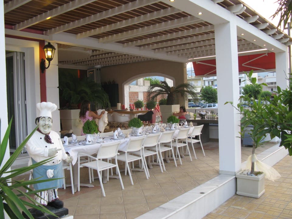 Terras gereed voor trouwpartij Evilion Sea & Sun Hotel