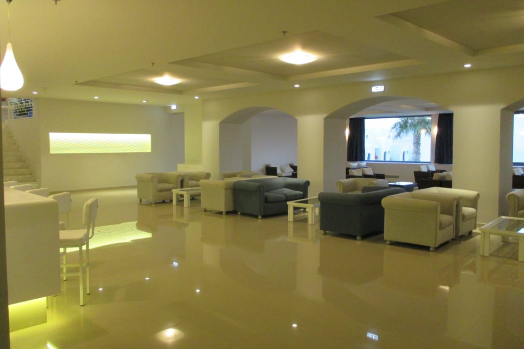 Lobby, kaum Gäste Aeolos Beach Hotel