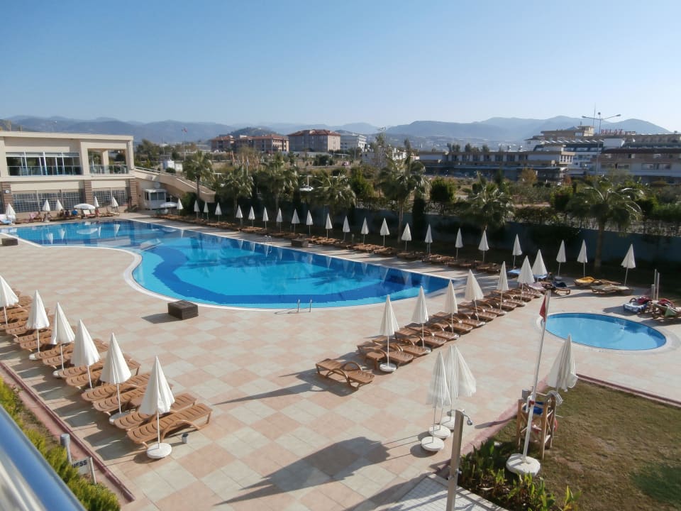 Poolanlage vom Restaurant aus Solivia Hotel