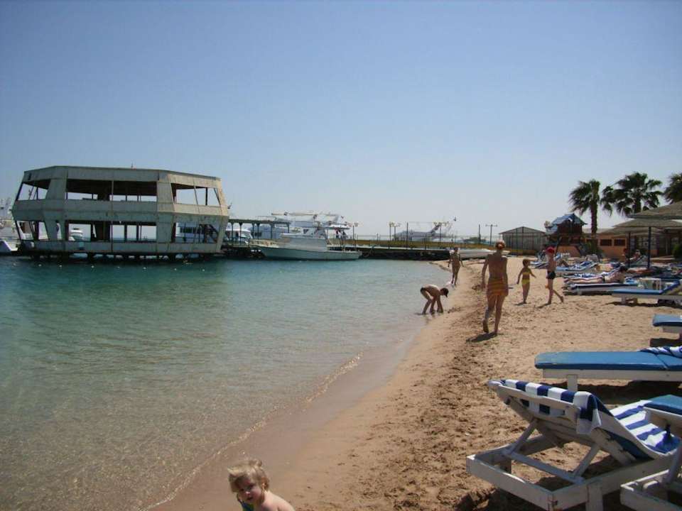 Sicht vom Strand auf den Bootsanleger mit Steg Hotel Al Mashrabiya Resort