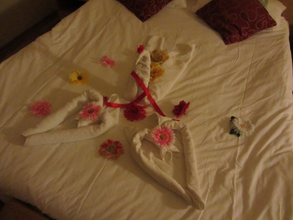 Schön geschmücktes Bett Alaiye Resort & Spa