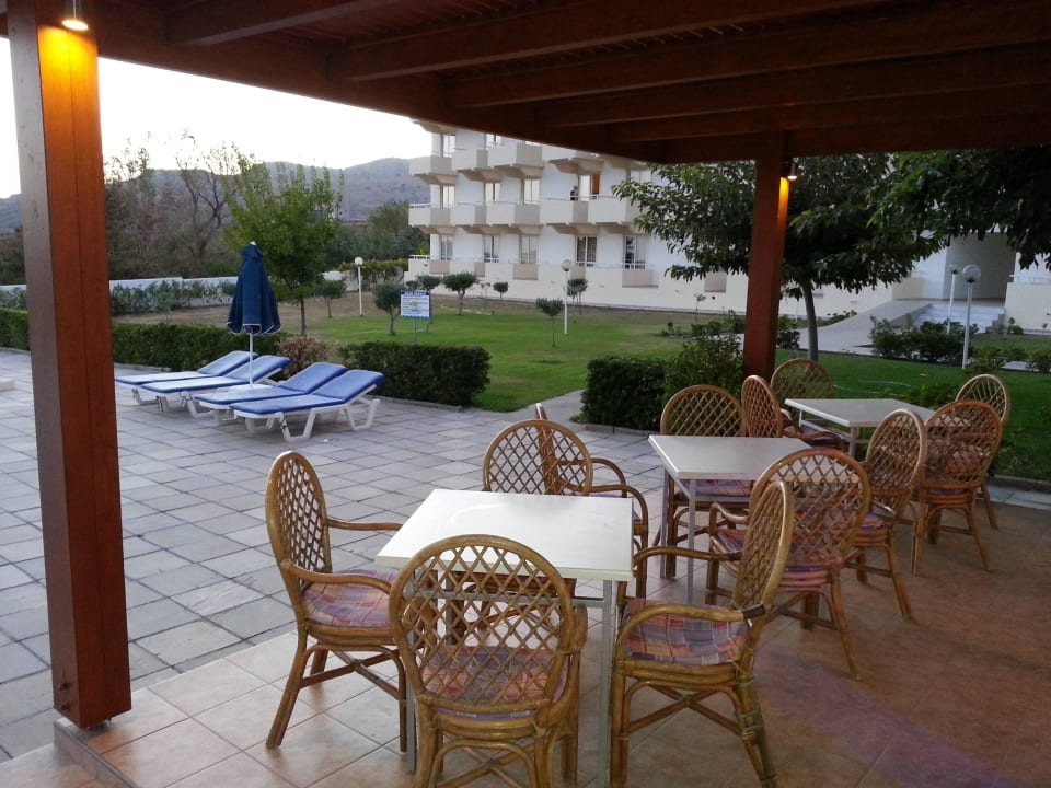 Outdoor dining Zoes Hotel Studios