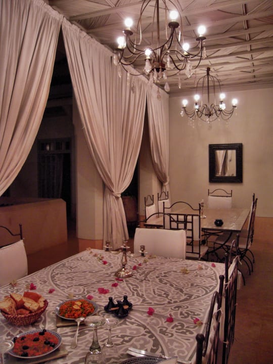 Abendessen im Speiseraum Hotel Dar Lalla F'dila