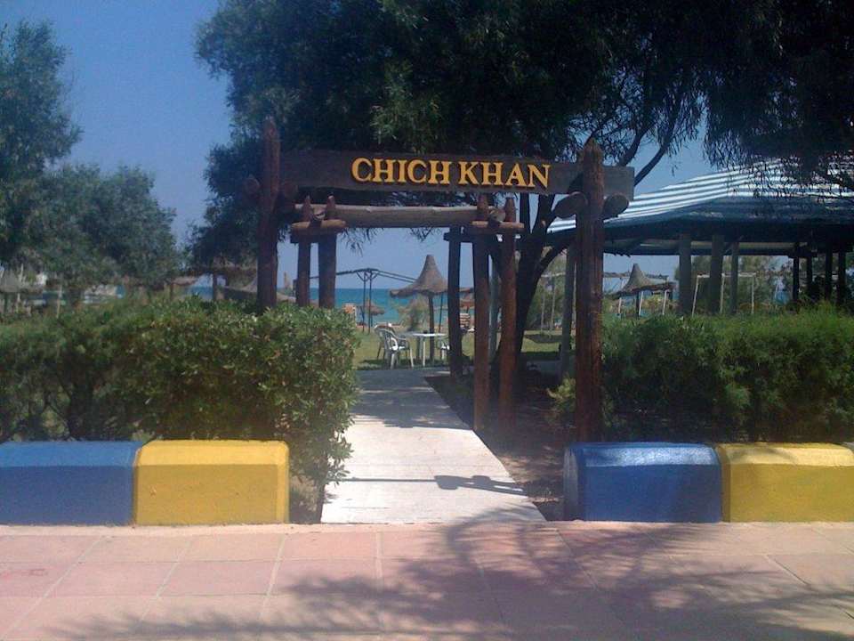 Eingang zum Strand Hotel Chich Khan