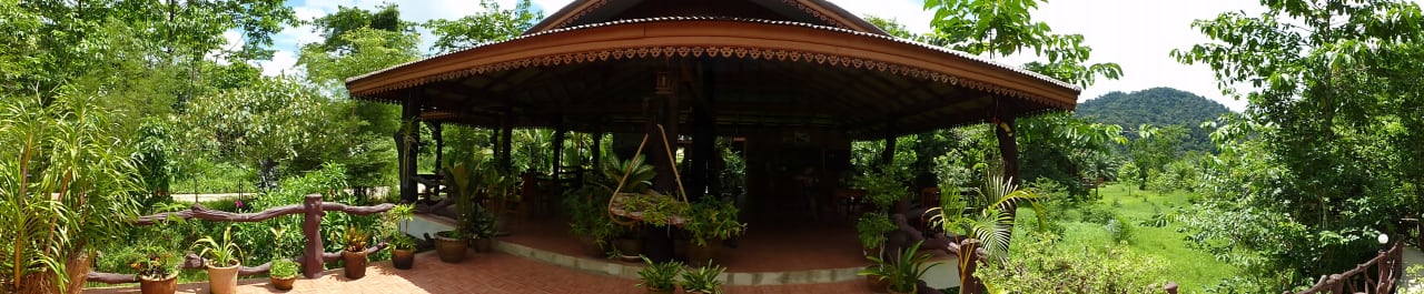 Lobby, Rezeption, Restaurant in einem Khao Sok Paradise Resort