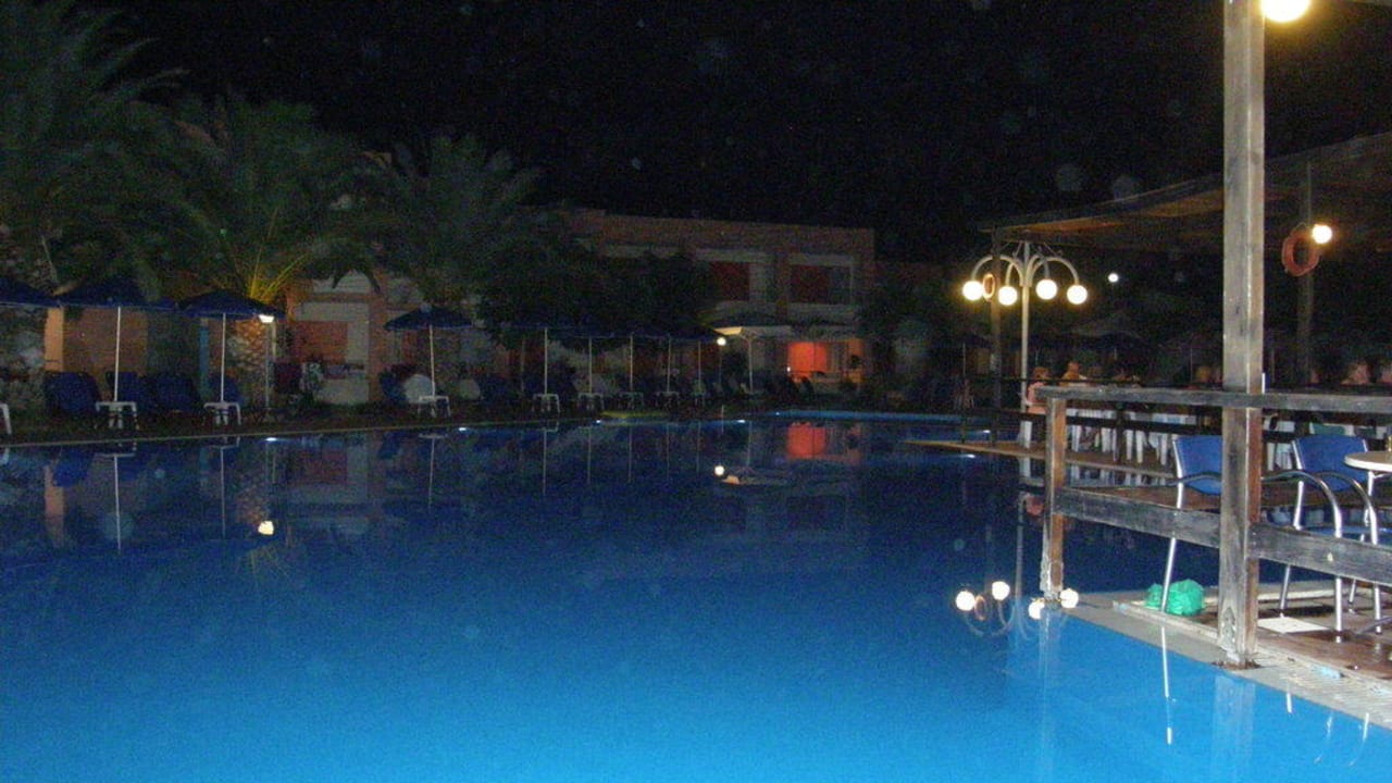 Widok hotelu nocą Rethymno Village