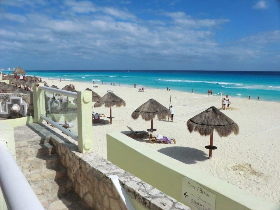 Strandbereich vor dem Hotel mit Liegen Paradisus Cancun