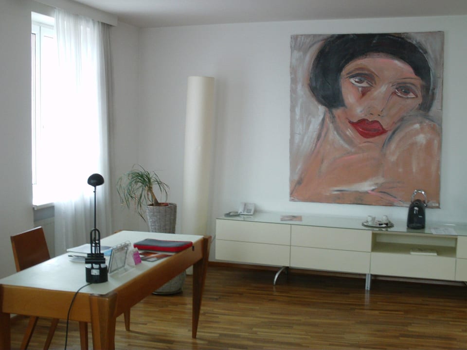 Schreibtisch und moderne Kunst in Suite 305 Landgraf Hotel & Loft