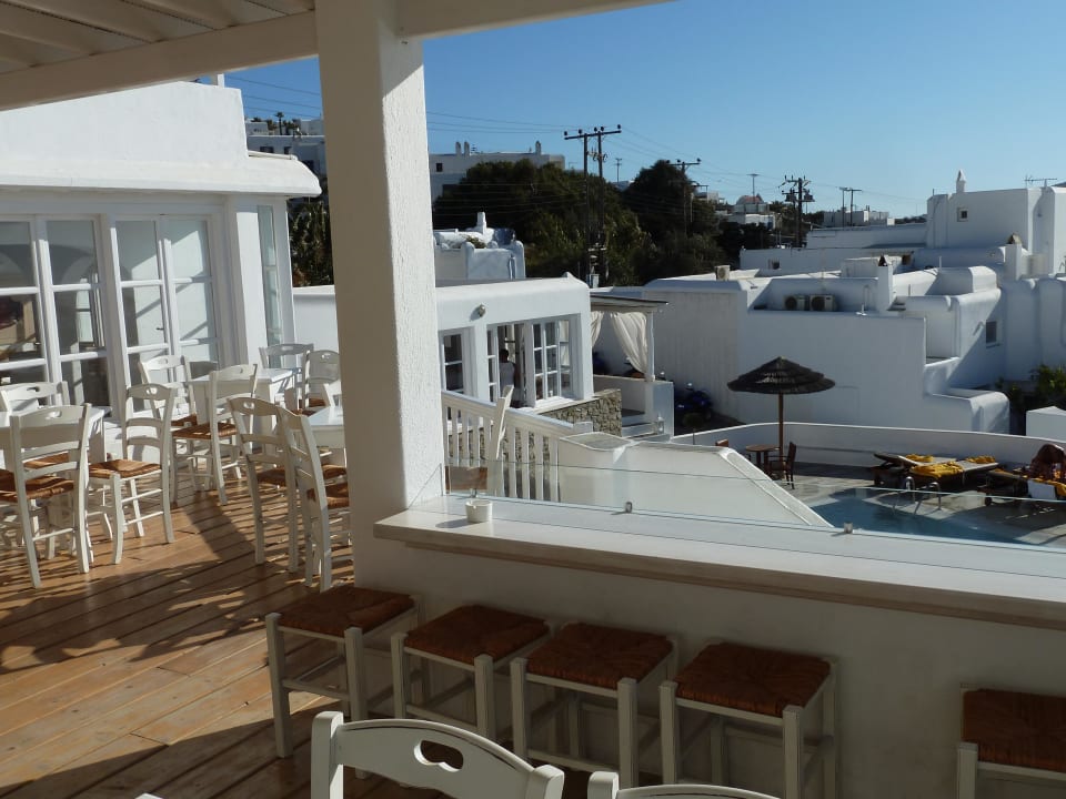 Frühstücksterrasse mit Blick Blick über den Pool Hotel Rochari