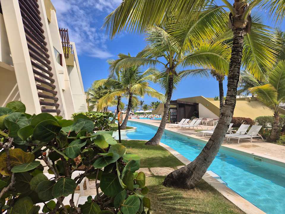 Pool Dreams Onyx Resort & Spa