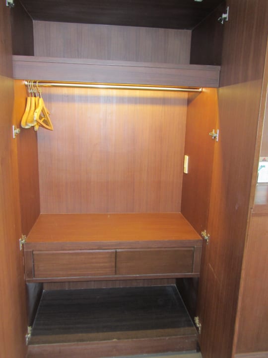 Kleiderschrank Hotel Grand Jomtien Palace