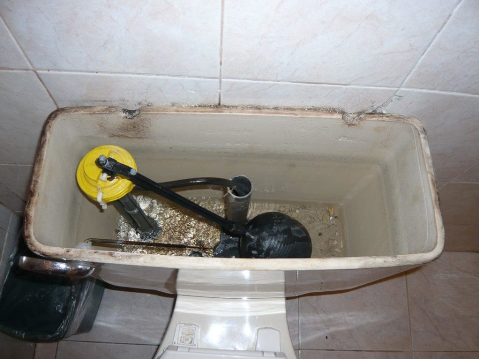 (Defekte) Toilettenspülung in Zimmer 609 Grand Muthu Club Caribbean Runaway Bay