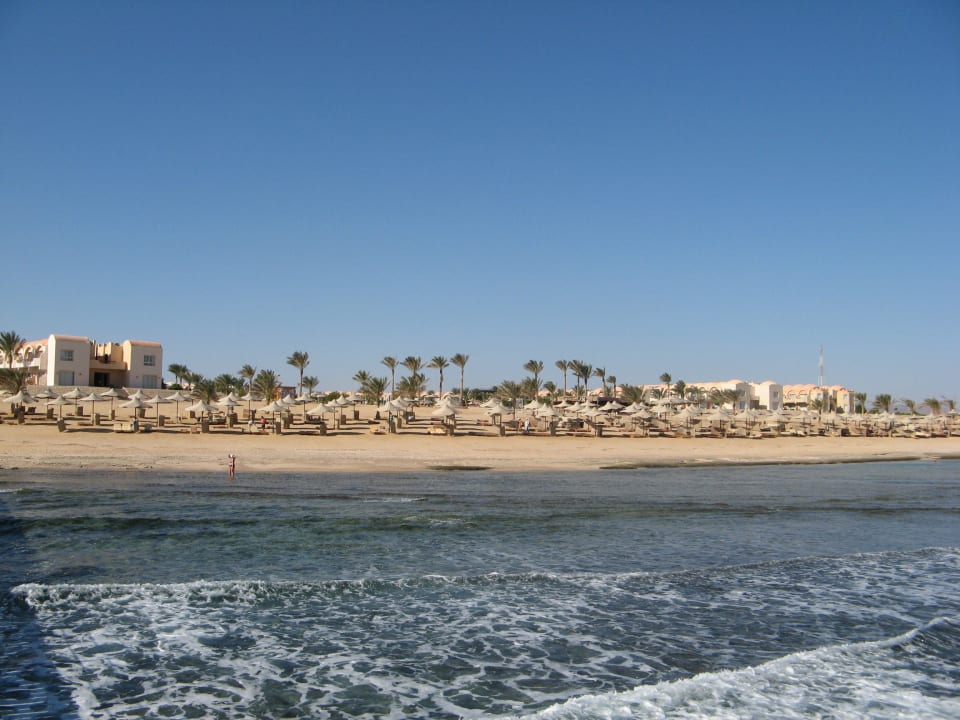 Vom Steg zum Strand/Hotel Three Corners Sea Beach Resort