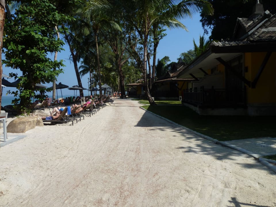 Weg vor den Seaview Bungalows & Liegen  Moracea by Khao Lak Resort
