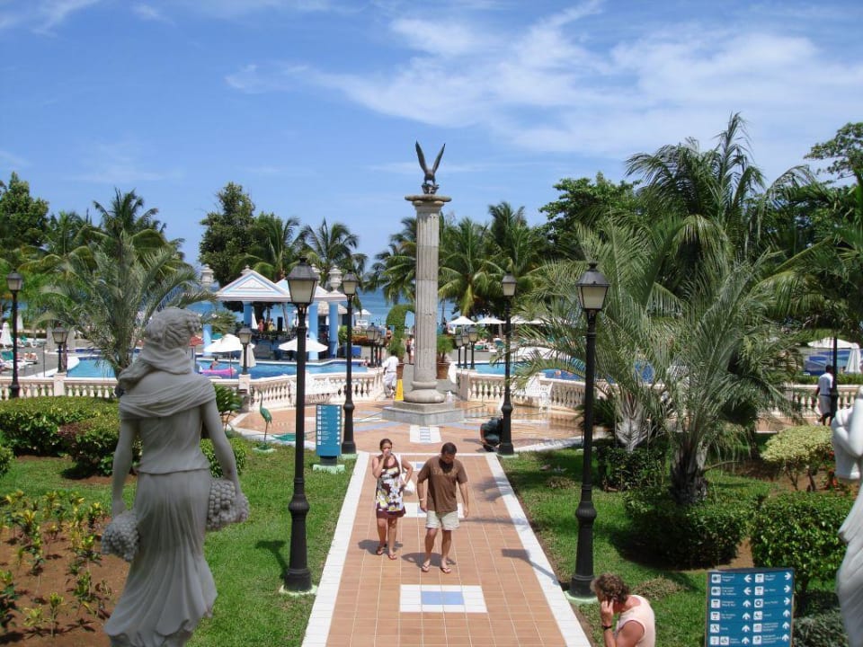 Blick auf die Hotel-/Poollandschaft Hotel Riu Palace Tropical Bay