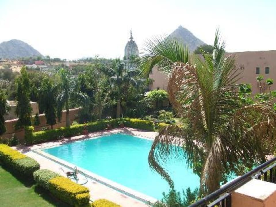 Der Pool im Garten Hotel Navratan Palace