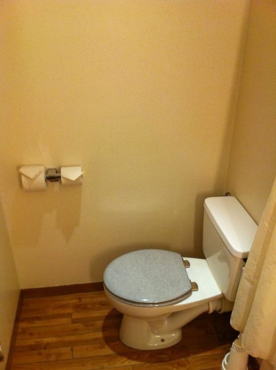 Toilette (ziemlich beengt) Mercure Hotel Saarbrücken Süd