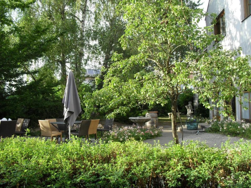 Schöner Garten im Nibelungenhof Gasthof Nibelungenhof