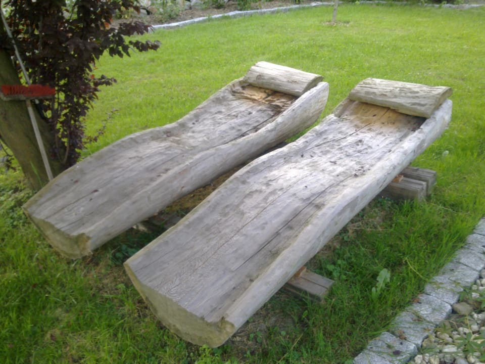 Urige selbstgemachte Holzliegen Hotel Gasthof Zur Linde