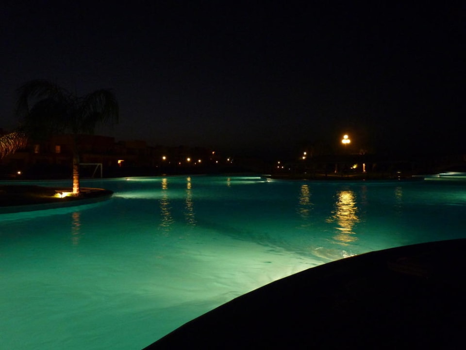 Pool bei Nacht Malikia Resort Abu Dabbab