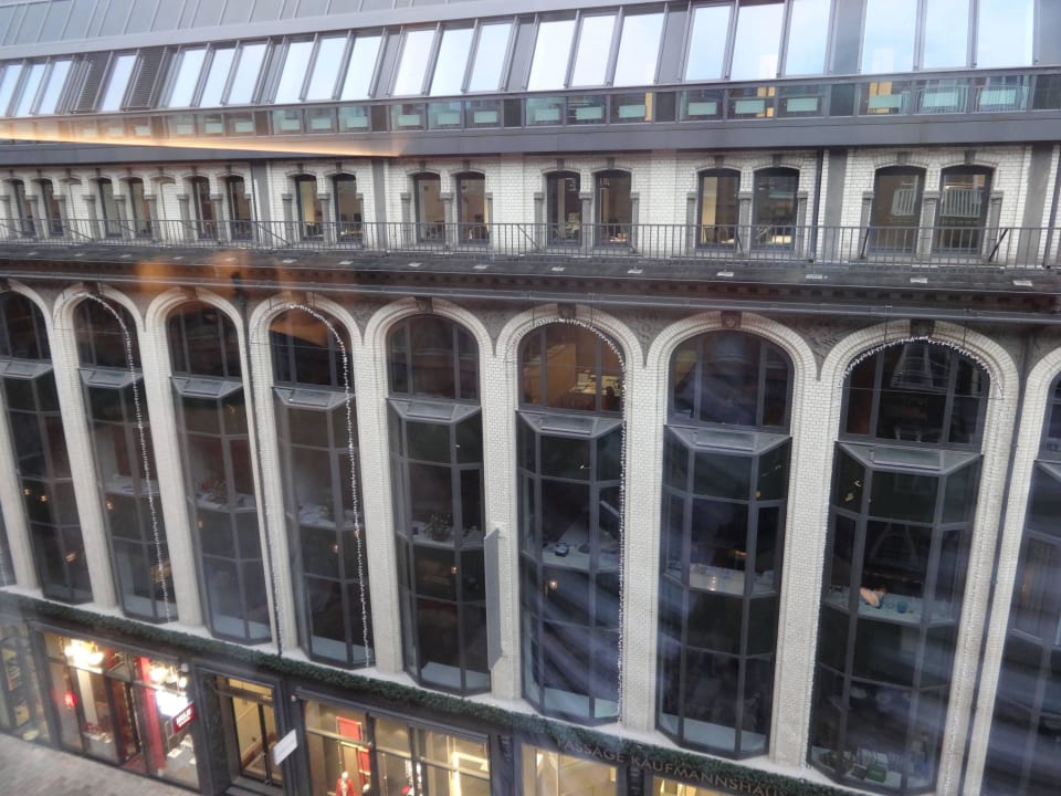Der Straßenblick aus der Suite 507 Renaissance Hamburg Hotel