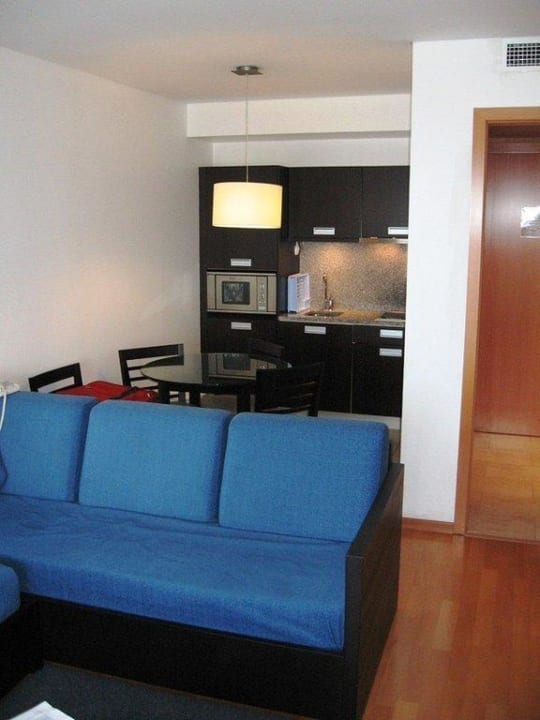 Keukentje vanuit zitkamer 2k apt Antillia Hotel Apartments