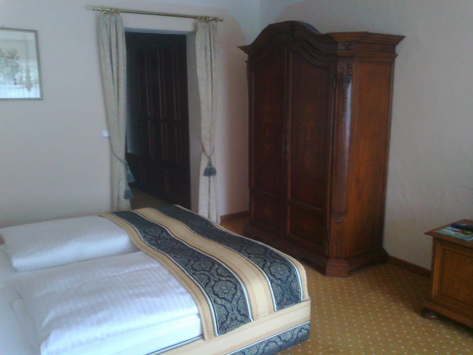 Bett und Schrank Alpin & Wellness Resort Ludwig Royal