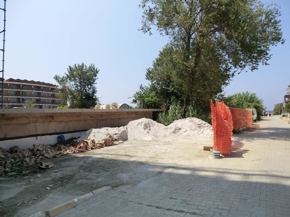 Zement und Putzlager bei Wind in de Augen Dizalya Palm Garden