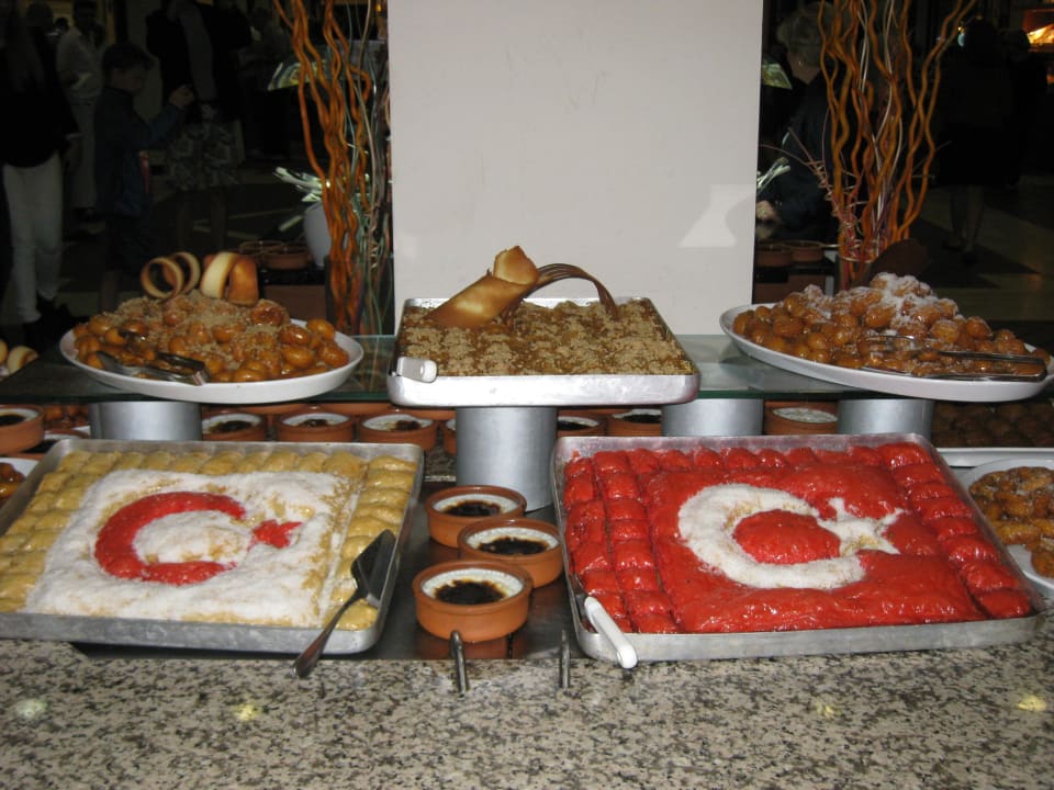 Dekoratives Büffet Salamis Bay Conti Resort Hotel & Casino