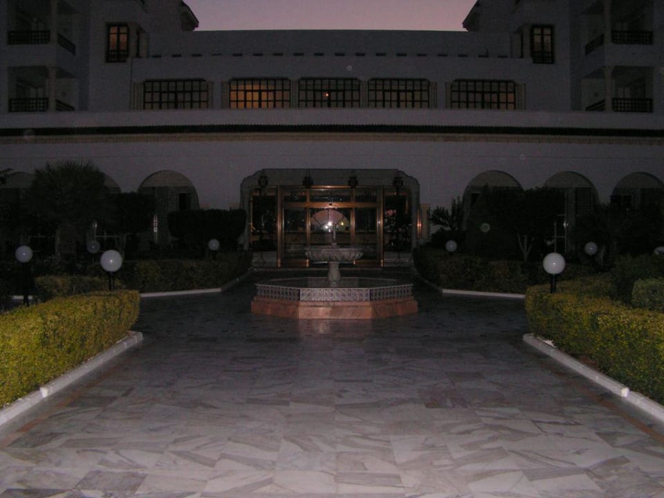 Innenhof Hotel El Mouradi Palm Marina
