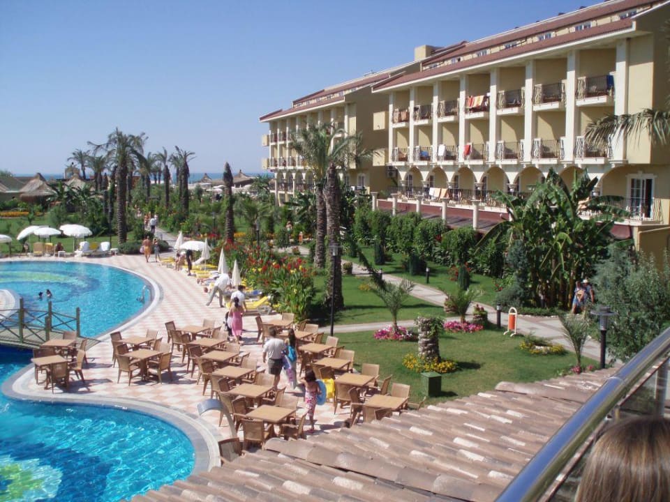 Blick auf Ruhepool und die Nebengebäude Belek Beach Resort Hotel