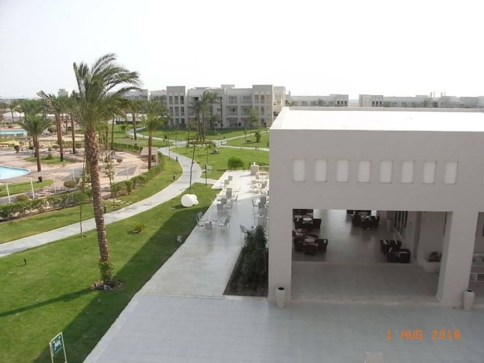 Ausblick vom Ruhebereich auf die Hotelanlage Jaz Aquaviva