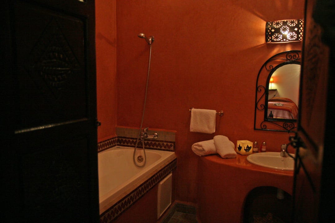 La salle de bain en tadelakt avec baignoire Riad Dar Zampa