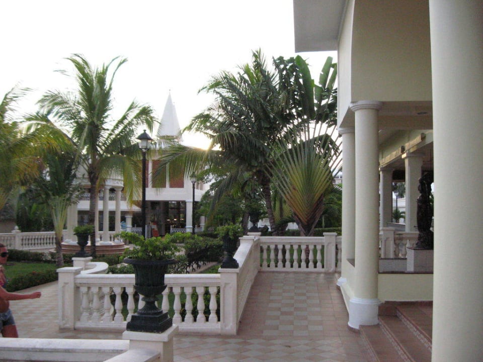 Blick über die Anlage in der Nähe der Lobby Hotel Riu Negril