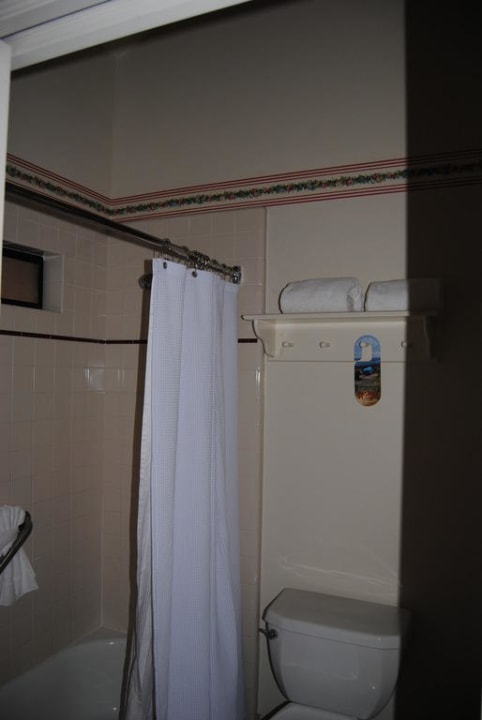 Badezimmer mit Dusche & Badewanne Hotel Cottage Inn By the Sea