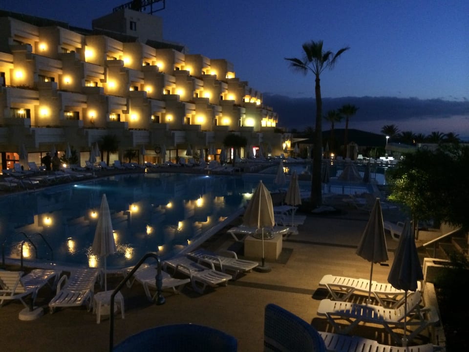Pool mit Hotel bei Nacht Alexandre Hotel Gala