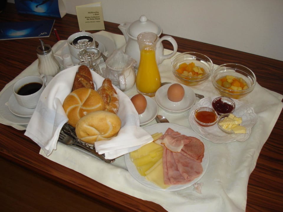 Frühstück aufs Zimmer Schlosshotel Rosenau