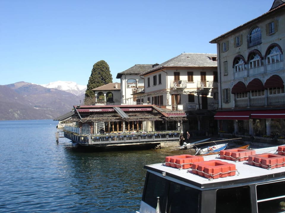 Blick vom Schiffsanleger zum Hotel (mit Terrasse) Hotel Leon D'Oro