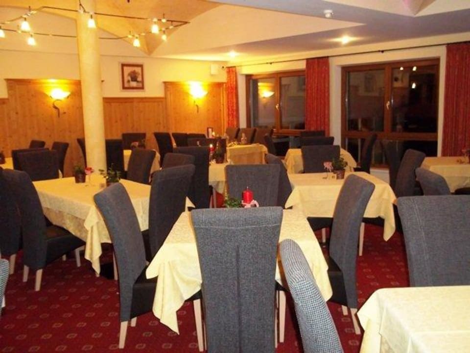 Speisesaal kurz vor dem Abendessen Alphotel Tyrol