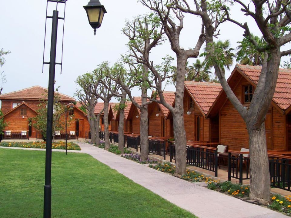 die Bungalows in mitten eines riesiegen Garten Can Garden Beach