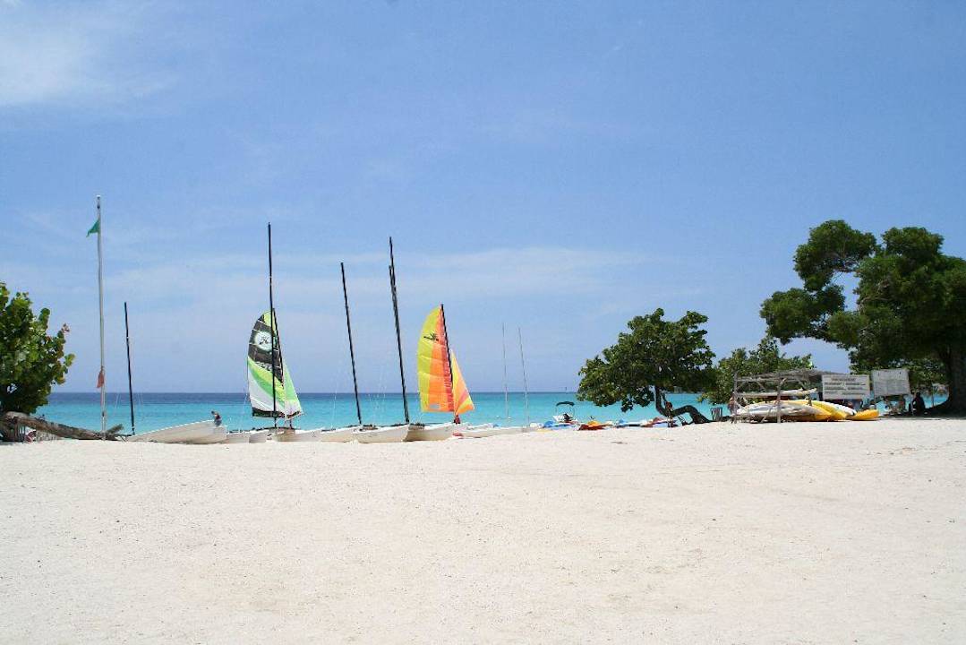 Catamaran- und Treetbootverleih Hotel Playa Pesquero