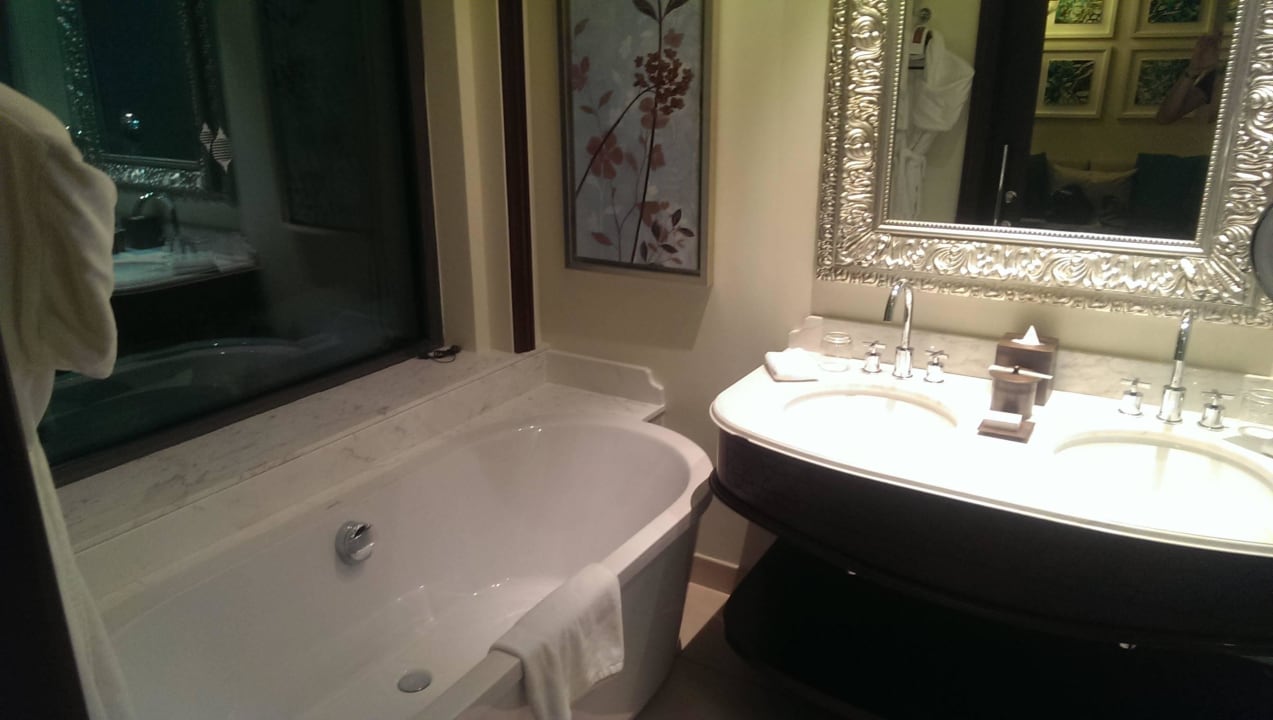 Badezimmer. Badewanne mit Meerblick Ajman Saray, a Luxury Collection Resort
