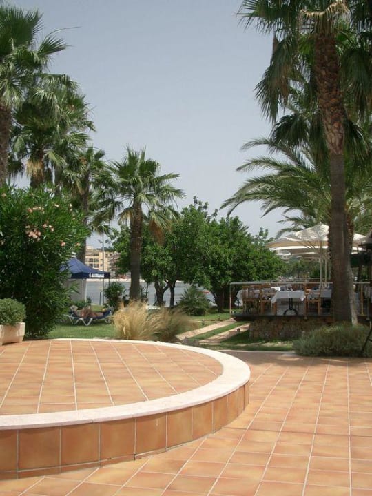 Bühne, rechts hinten Restaurant Alcudiamar Marina Residence