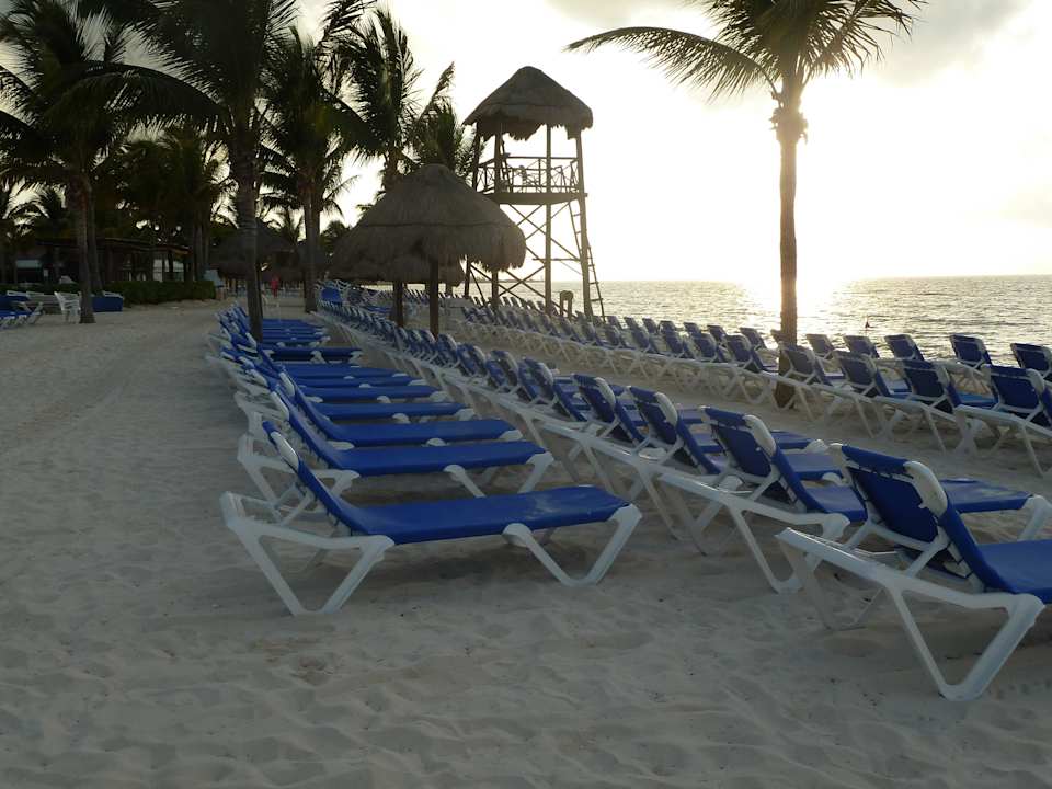 Liegen am Strand an der einen Seite  BlueBay Grand Esmeralda