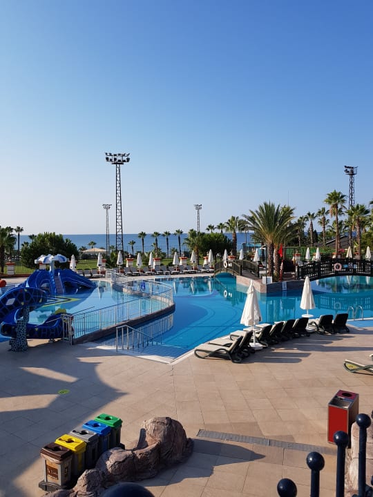 Pool Kamelya Aishen Club