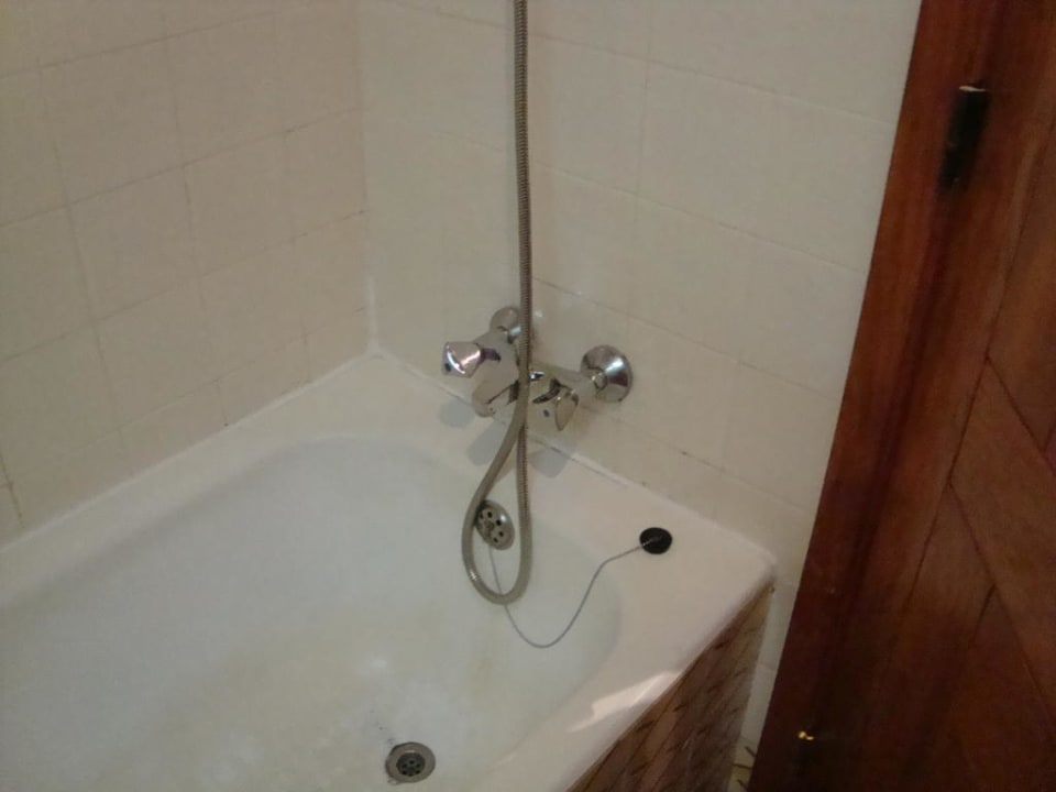 Altes Bad fleckige Wanne  Golden Club Cabanas