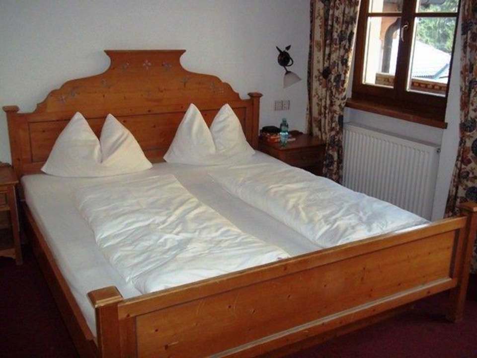 Doppelbett von Zimmer 303 Alphotel Tyrol