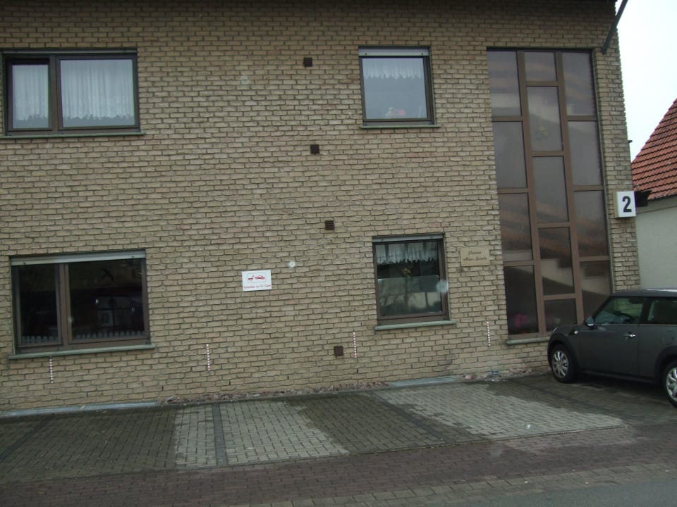 Eingangsbereich mit Parkplätze Pension Haus Gisela